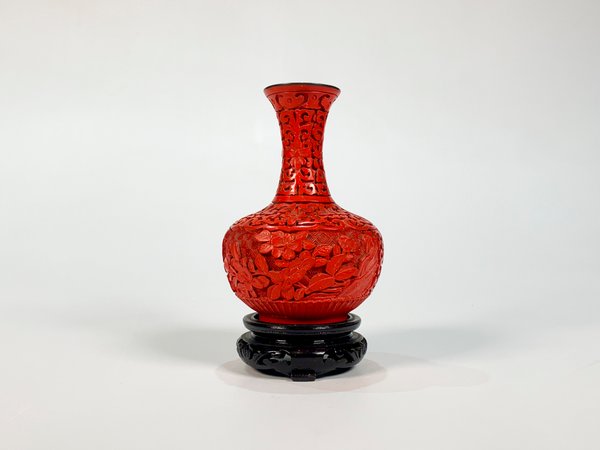 Florero Vintage de Bronce y Laca Roja con Base de Madera - imagen 1