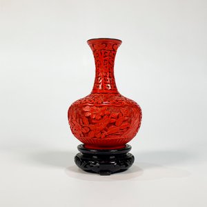 Florero Vintage de Bronce y Laca Roja con Base de Madera - imagen 1