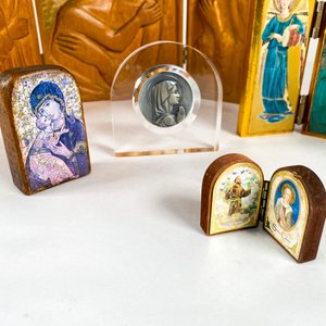 Lote de 5 Piezas Religiosas: Trípticos, Díptico, Ilustración en Madera y Medalla - imagen 2