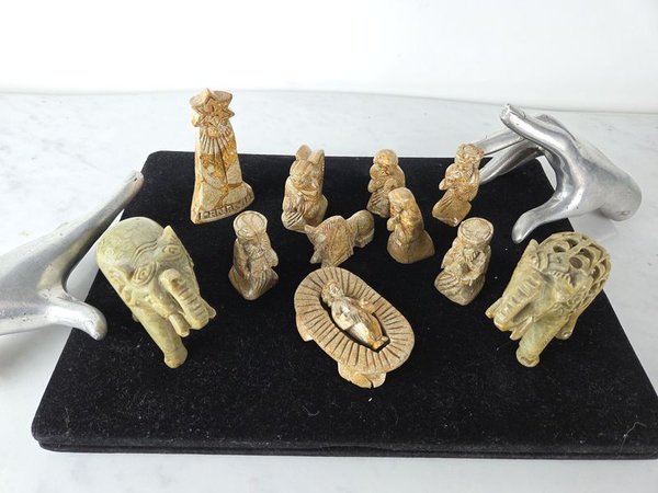 Lotes de tallas en piedra con detalles religiosos