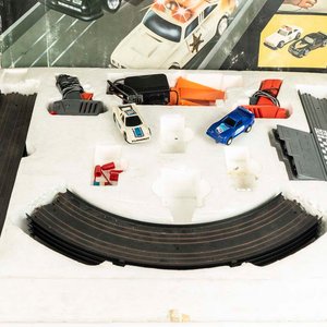 Juego pista de auto de carreras SORPASSER compuesta por: 2 autos, tramos de pista, 2 controles y accesorios, en su caja original. - imagen 2