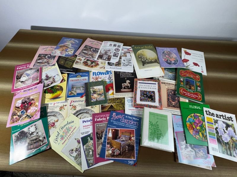 Lote siguiente: Gran lote de libros y artesanías en inglés