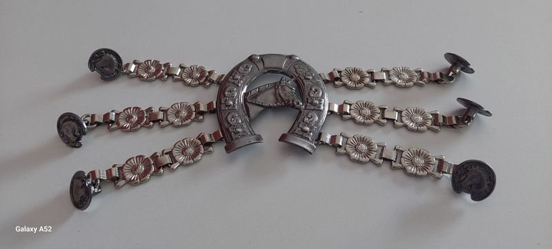 Rastra en metal moderna con diseño de caballo - imagen 2