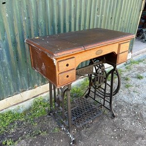 Mueble de Máquina de Coser Antigua con Pedal - imagen 4