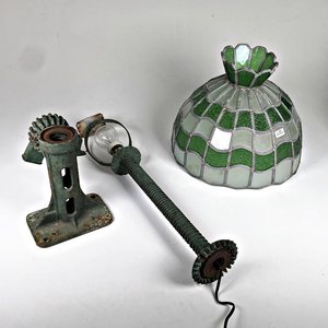 Lámpara de Hierro Artesanal Estilo Vitraux con Pantalla de Vidrio Verde y Blanco - imagen 1