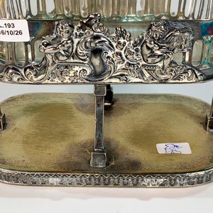 Jardinera Oval Art Nouveau Metálica con Querubines y Depósito de Cristal - imagen 2