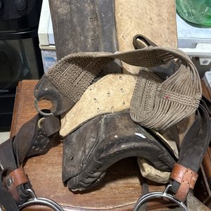 Lote siguiente: Montura de Caballo Antigua con Estribos y Accesorios