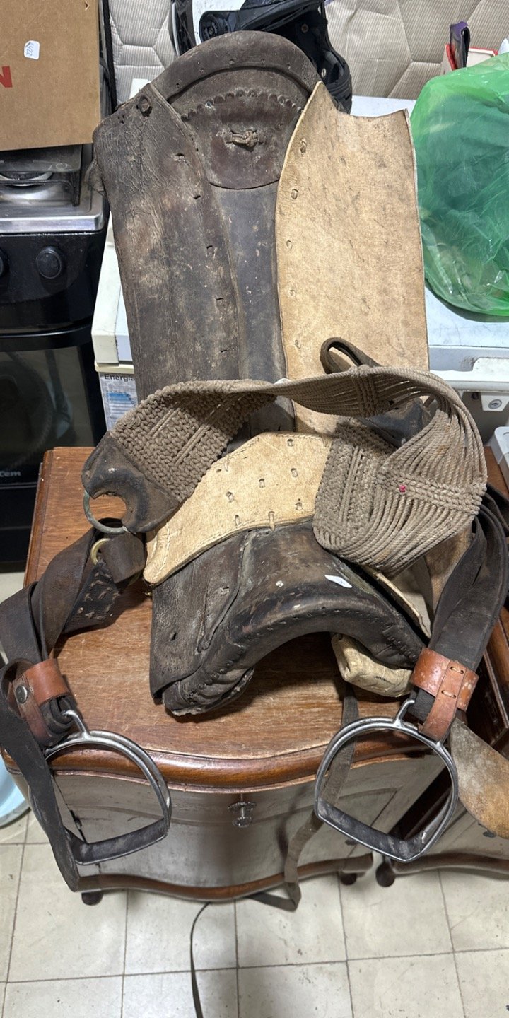 Montura de Caballo Antigua con Estribos y Accesorios