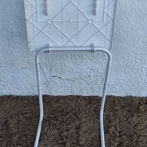 Mesa Plegable de Camping Blanca con Tapa Plástica y Patas Regulables - imagen 3