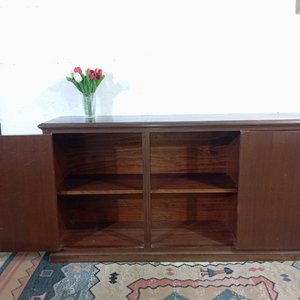 Aparador bajo de madera oscura con tres puertas y molduras - imagen 8