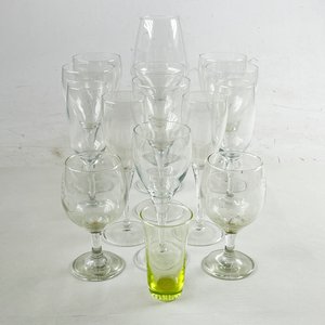 Lote de 16 Copas y Vasos de Cristal de Colores Variados - imagen 1