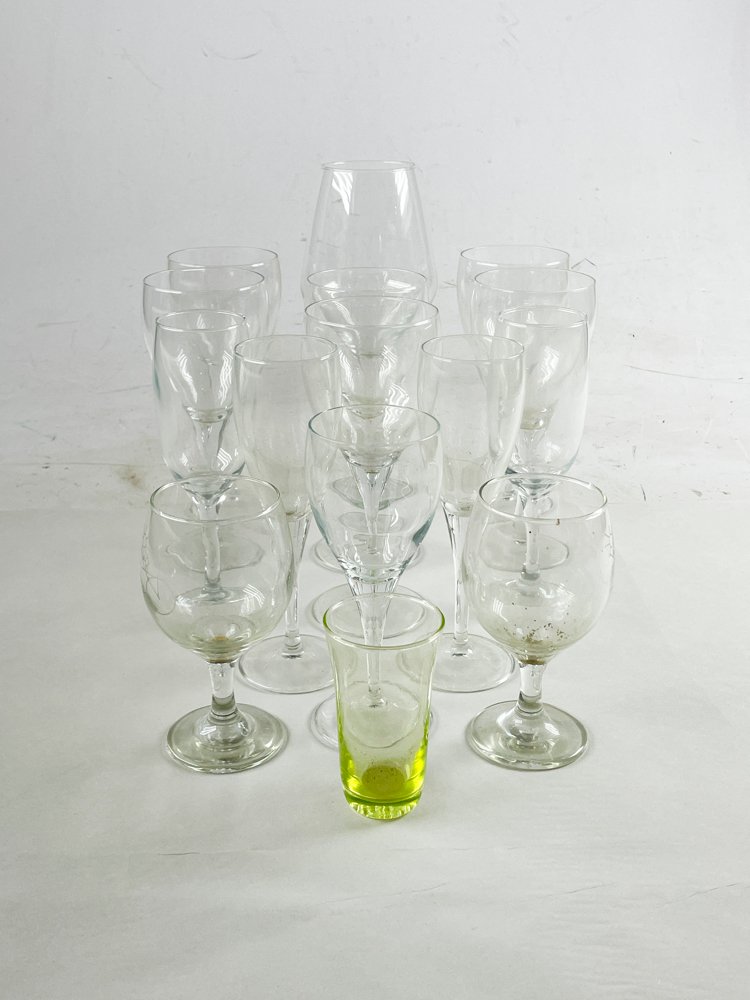 Lote de 16 Copas y Vasos de Cristal de Colores Variados