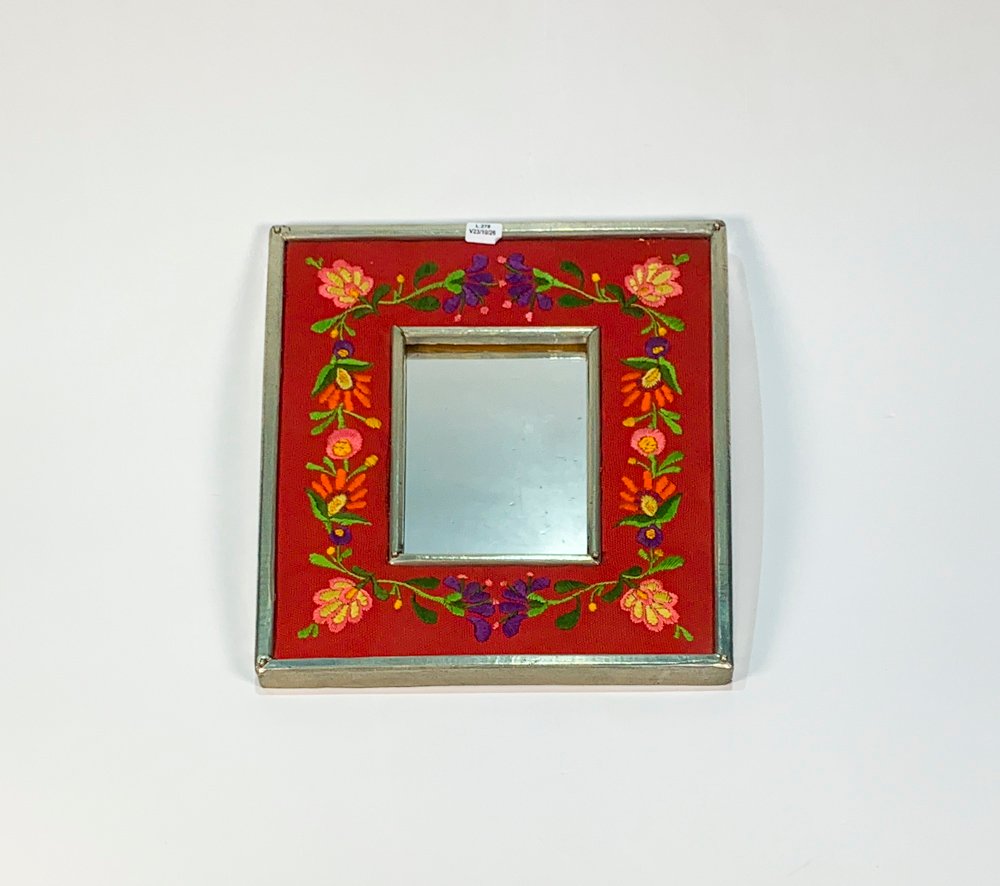 Espejo Decorativo con Marco Metálico y Bordado Floral