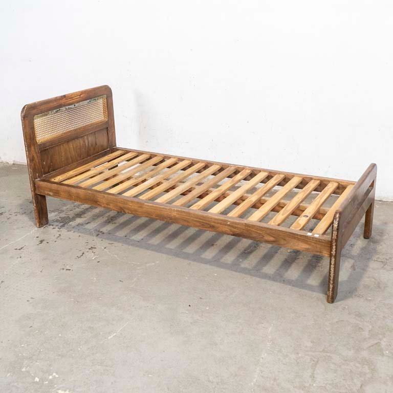 Lote anterior: Cama de madera con respaldo esterillado