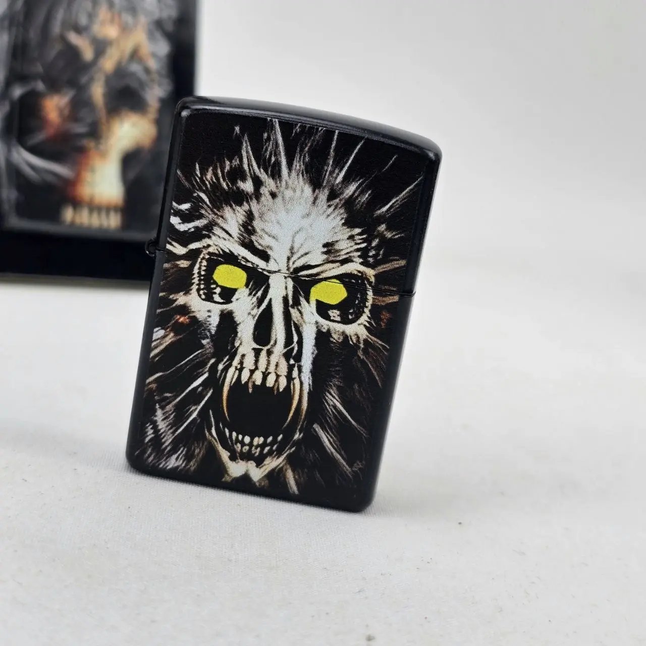 Encendedor Metálico con Diseño de Calavera y Rayos