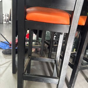 Juego de 2 Butacas Altas de Madera Negra con Asiento Naranja - imagen 8