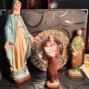 Lote anterior: Figuras Religiosas: Virgen María, San Antonio y San Pancracio