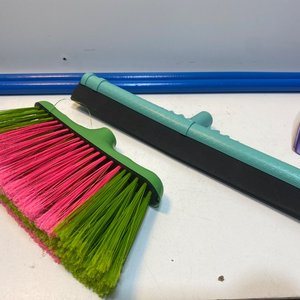 Set de Limpieza: Papelera Aroplast 20L, Escoba, Lampazo y Pala - imagen 3