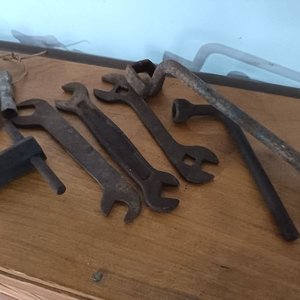 Lote de Llaves Inglesas y Tubos Saca Bujías Variados - imagen 3