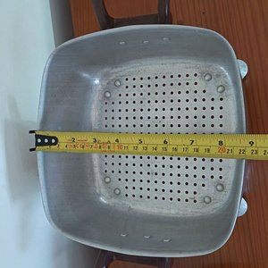 Colador Cuadrado Antiguo de Aluminio con Asas de Baquelita y Base Desmontable - imagen 5