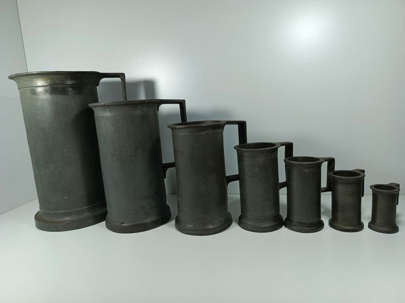 Lote siguiente: Colección de jarras medidoras de taberna en estaño
