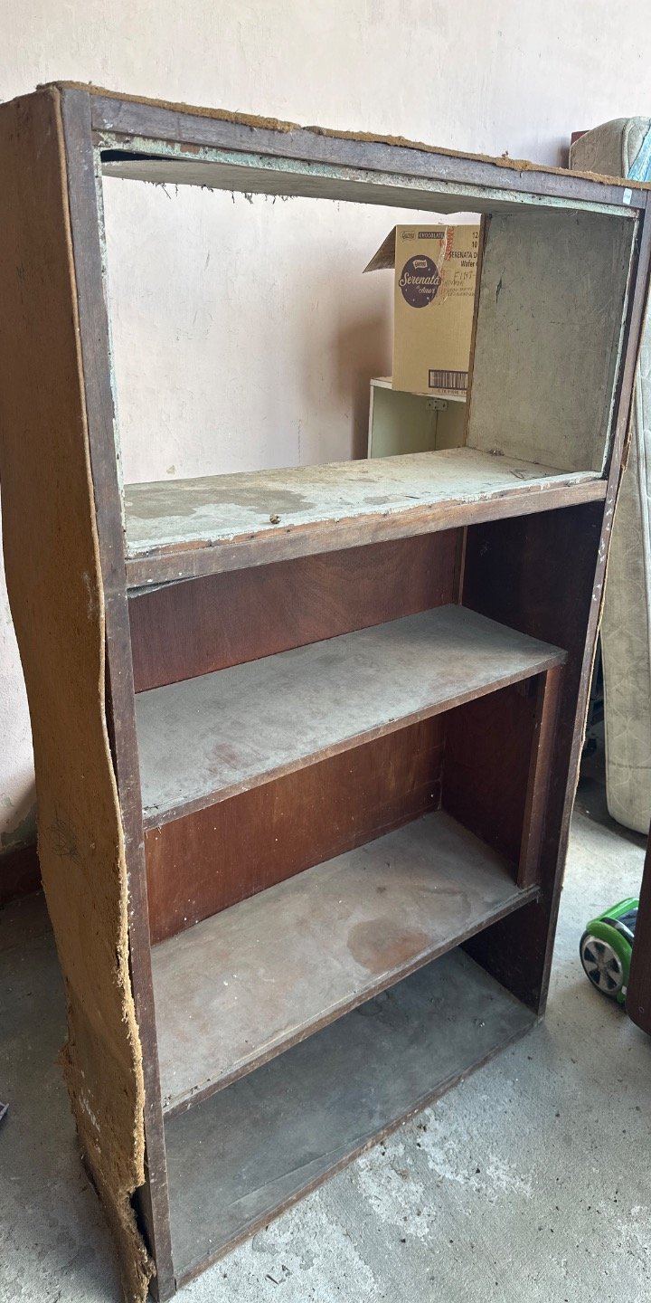 Estantería de madera antigua