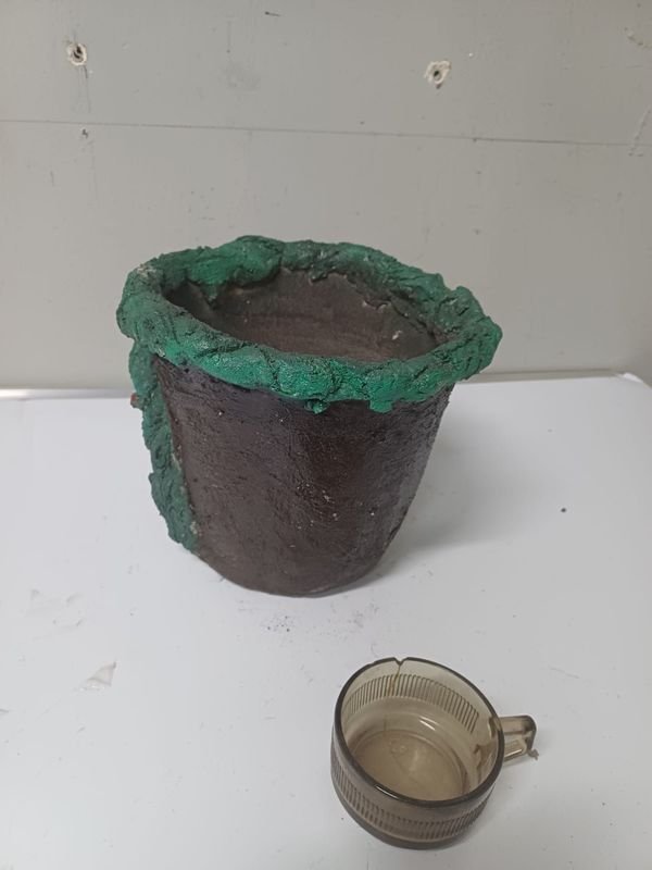 Maceta Decorativa Marrón con Borde Verde y Diseño de Puerta