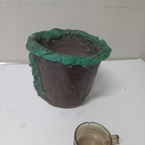 Lote anterior: Maceta Decorativa Marrón con Borde Verde y Diseño de Puerta