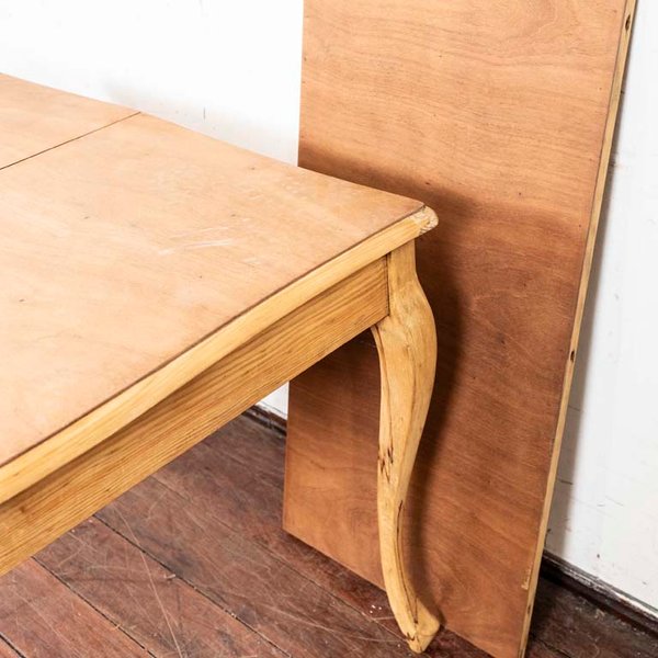 Mesa de comedor francesa con terminación arenada y tabla de extensión - imagen 3