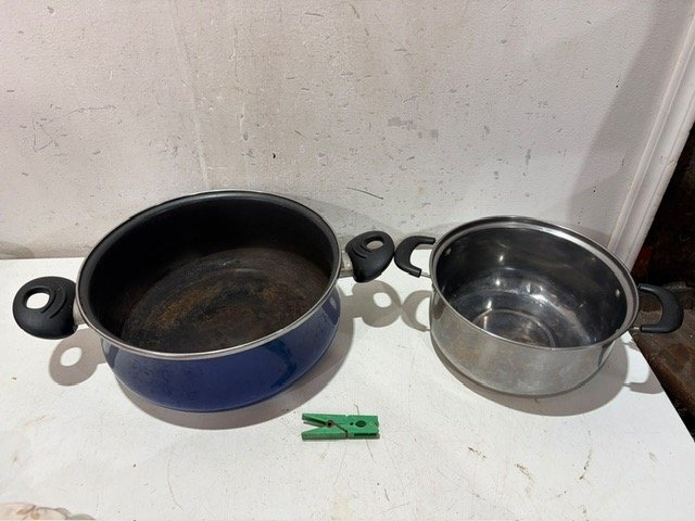 Set de 2 Ollas: Una Azul con Fondo y Otra de Acero Inoxidable