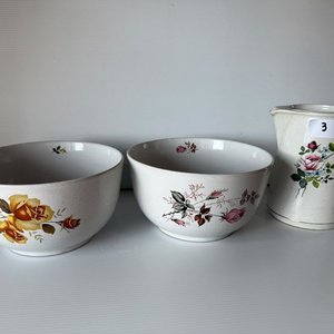 Lote siguiente: Juego de 2 Bowls y 1 Jarra con Flores