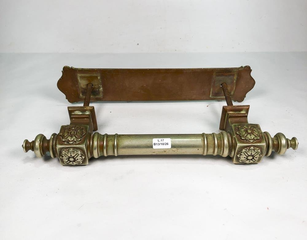 Manijón de Bronce Labrado con Diseño Floral - 40 x 14 cm