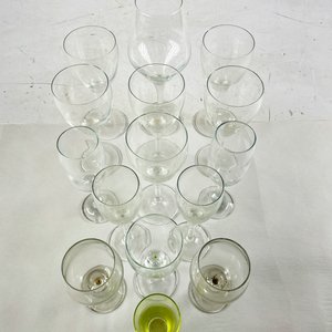 Lote de 16 Copas y Vasos de Cristal de Colores Variados - imagen 2