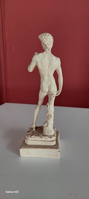Estatua de hombre sin cabeza - imagen 3