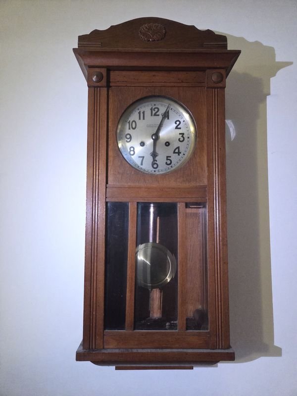 Lote siguiente: Reloj de pared antiguo con marco de madera