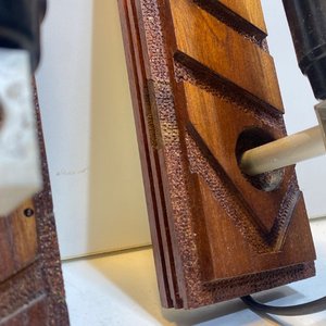 Lote de 8 piezas: Apliques de madera, jarras de cobre, tetera, sartén, cuenco y bandeja decorada - imagen 8