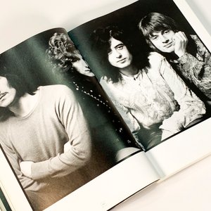 Libro "Led Zeppelin: The Story of a Band and Their Music 1968-1980" por Keith Shadwick, tapa plateada - imagen 4