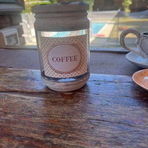 Conjunto de Pocillos de Porcelana con Platillos, Frasco para Café y Salsero de Cerámica - imagen 15