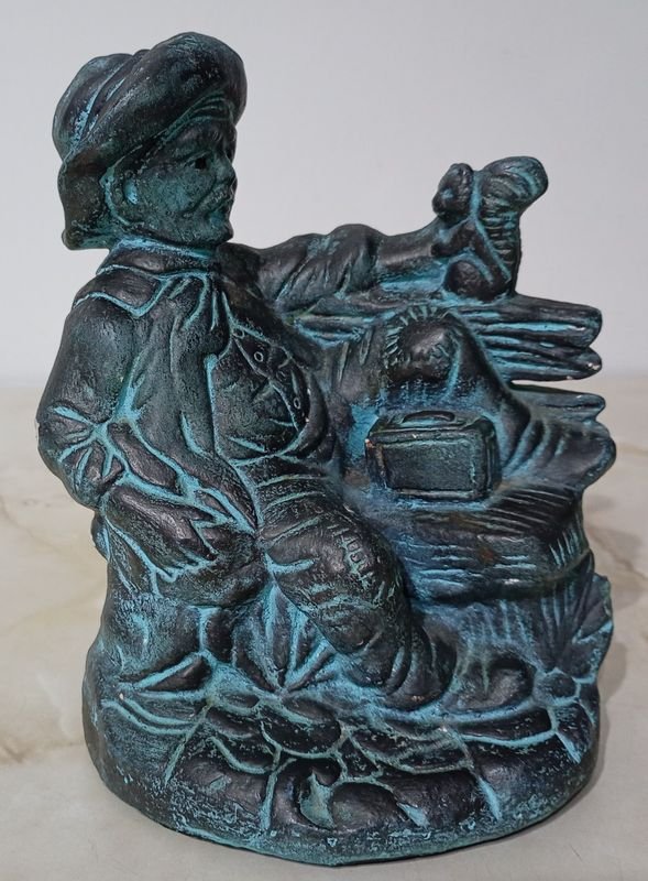 Estatuilla de Yeso: Gaucho Sentado en Banco de Plaza - imagen 1