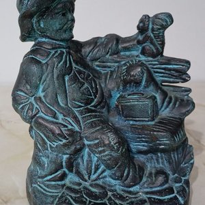 Estatuilla de Yeso: Gaucho Sentado en Banco de Plaza - imagen 1