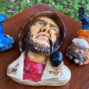 Lote siguiente: tres adornos de marineros en ceramica (1 de colgar)