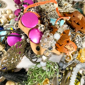 Lote Variado de Bijouterie: Collares, Pulseras, Anillos y Caravanas - imagen 3