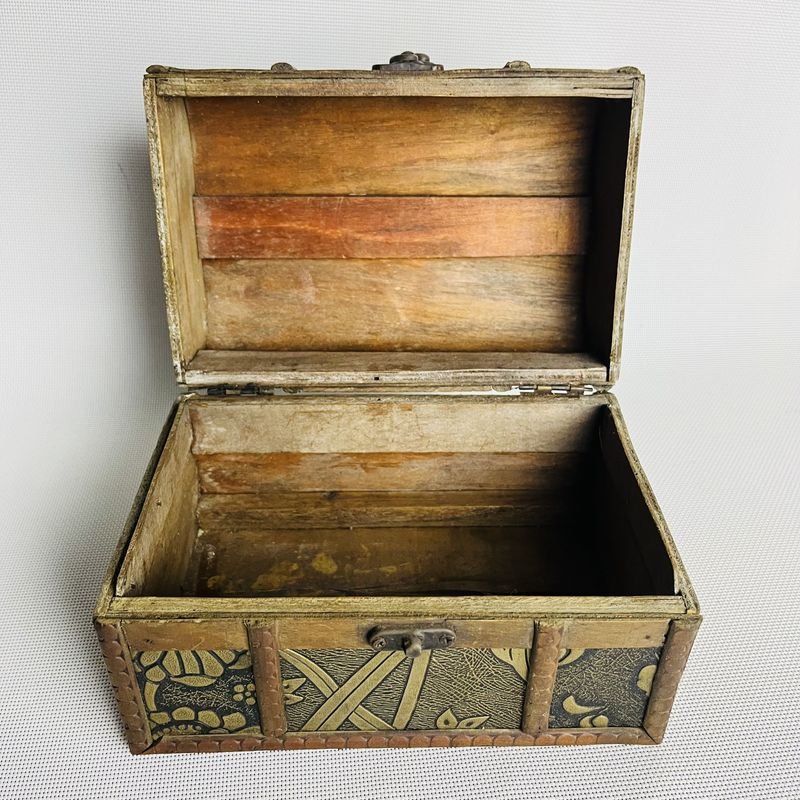 Cofre de madera con diseño repujado en relieve - imagen 3