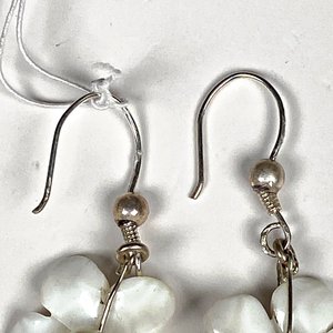 Par de Caravanas Flor con Perlas de Río y Ganchos de Plata - imagen 4