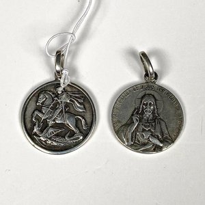 Lote siguiente: Dos Medallitas de Plata: San Jorge y Sagrado Corazón de Jesús