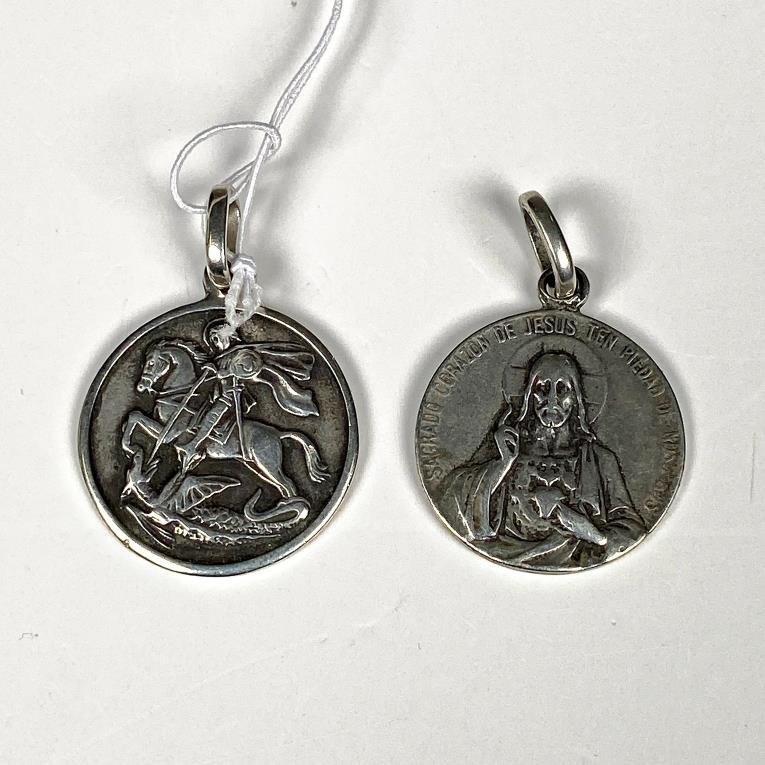 Dos Medallitas de Plata: San Jorge y Sagrado Corazón de Jesús