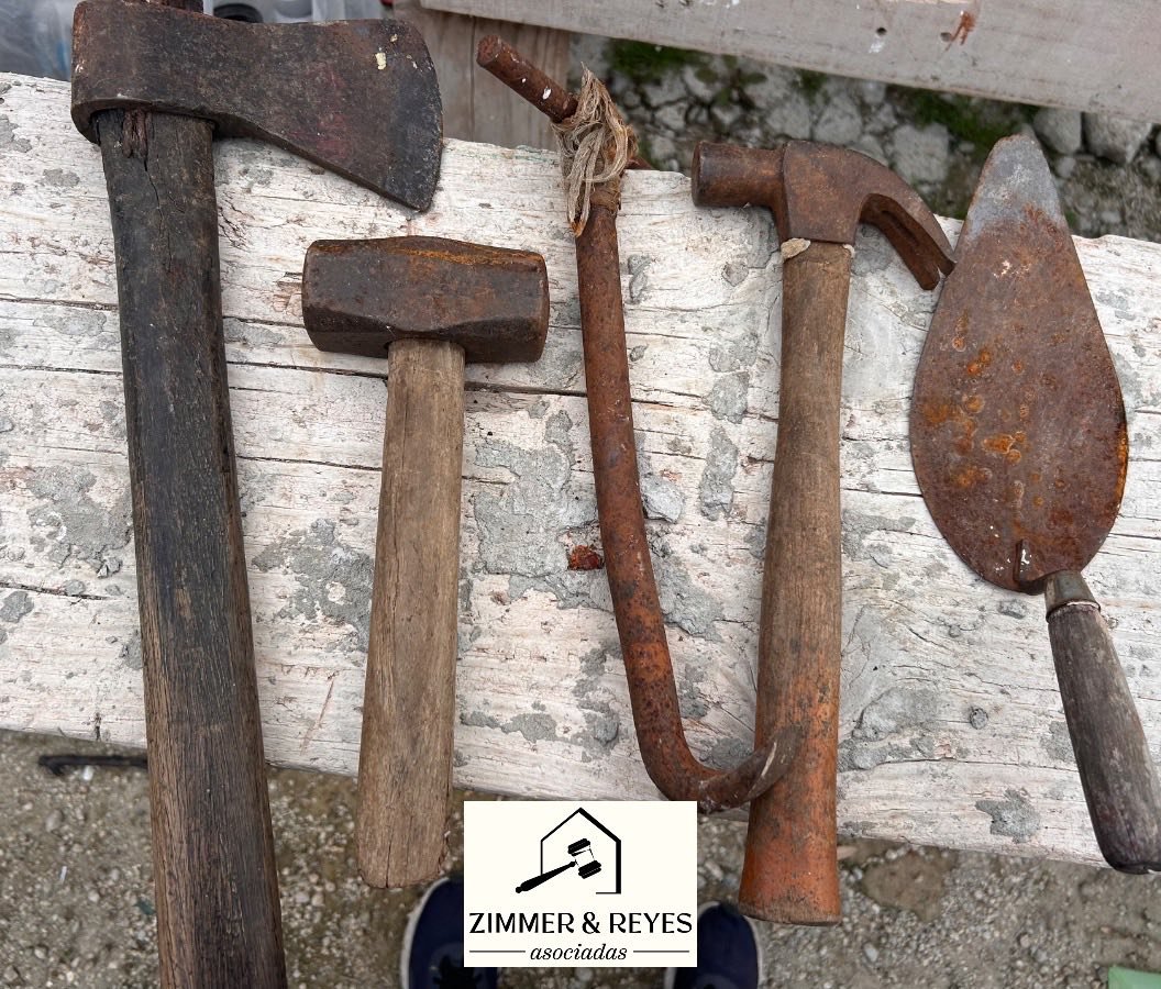 Lote de Herramientas Antiguas: Hacha, Mazo, Palustre y Más