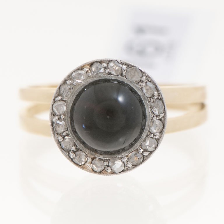 Lote siguiente: Anillo de oro con ónix y diamantes