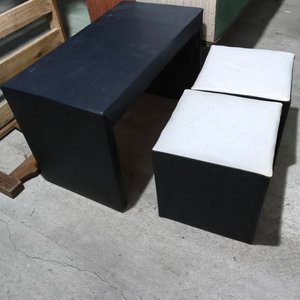 Juego de Living: Sofá Negro y Dos Puffs - imagen 2