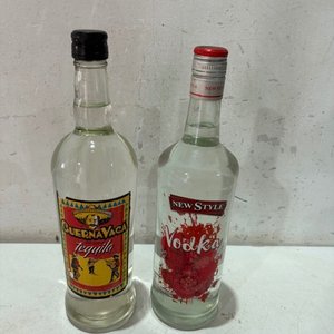 Lote siguiente: Dos Botellas de Bebida Blanca: Tequila y Vodka